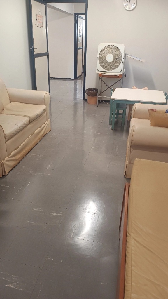 Consultório com sofá de acolhimento