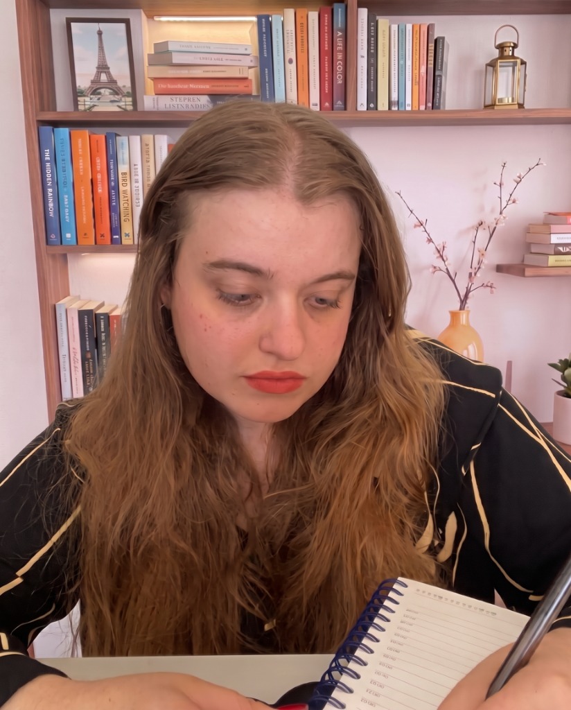 Júlia Di Simoni estudando e fazendo anotações