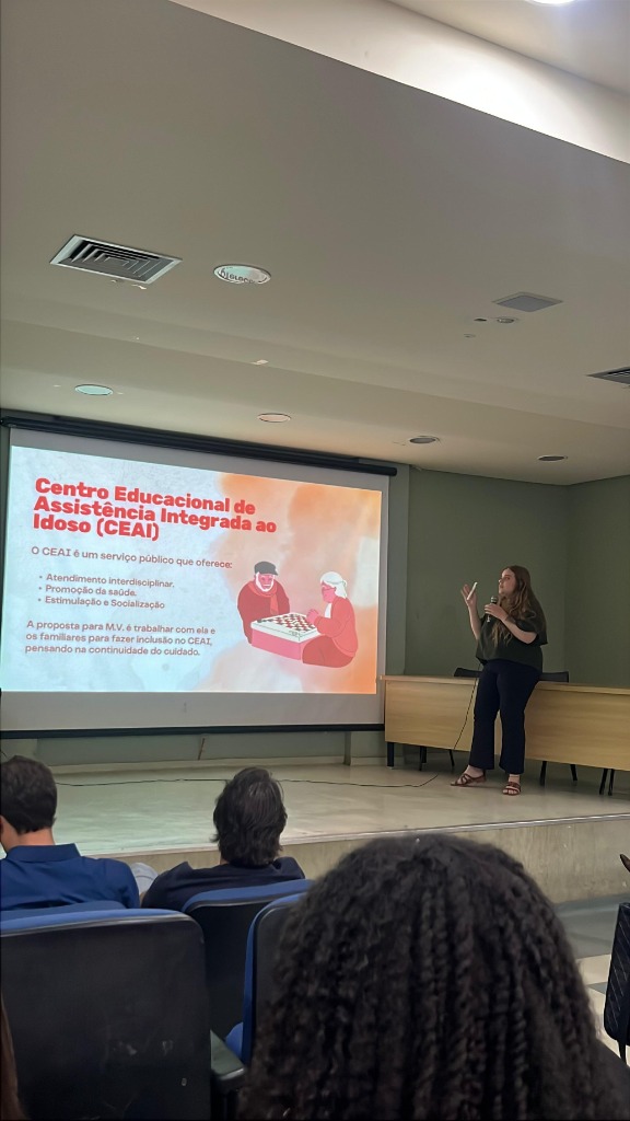 Júlia Di Simoni apresentando palestra no CEAI